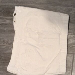 Vineyard Vines  Gorgeous White Textured Shorts. Like New! Tailored FIT!